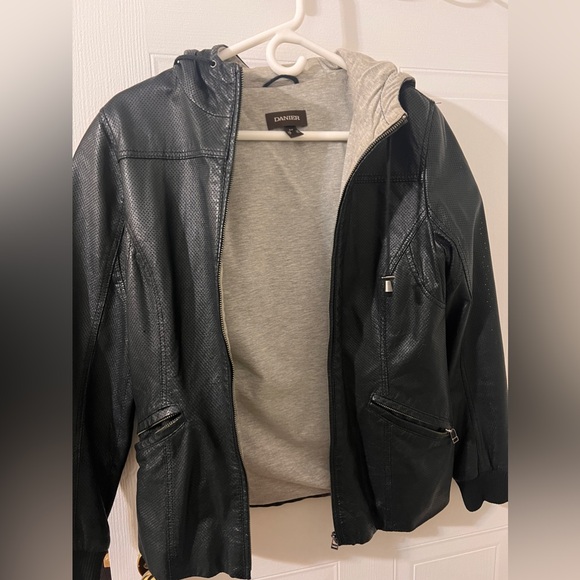 Mint condition leather jacket with a hoodie like inside - Picture 1 of 12